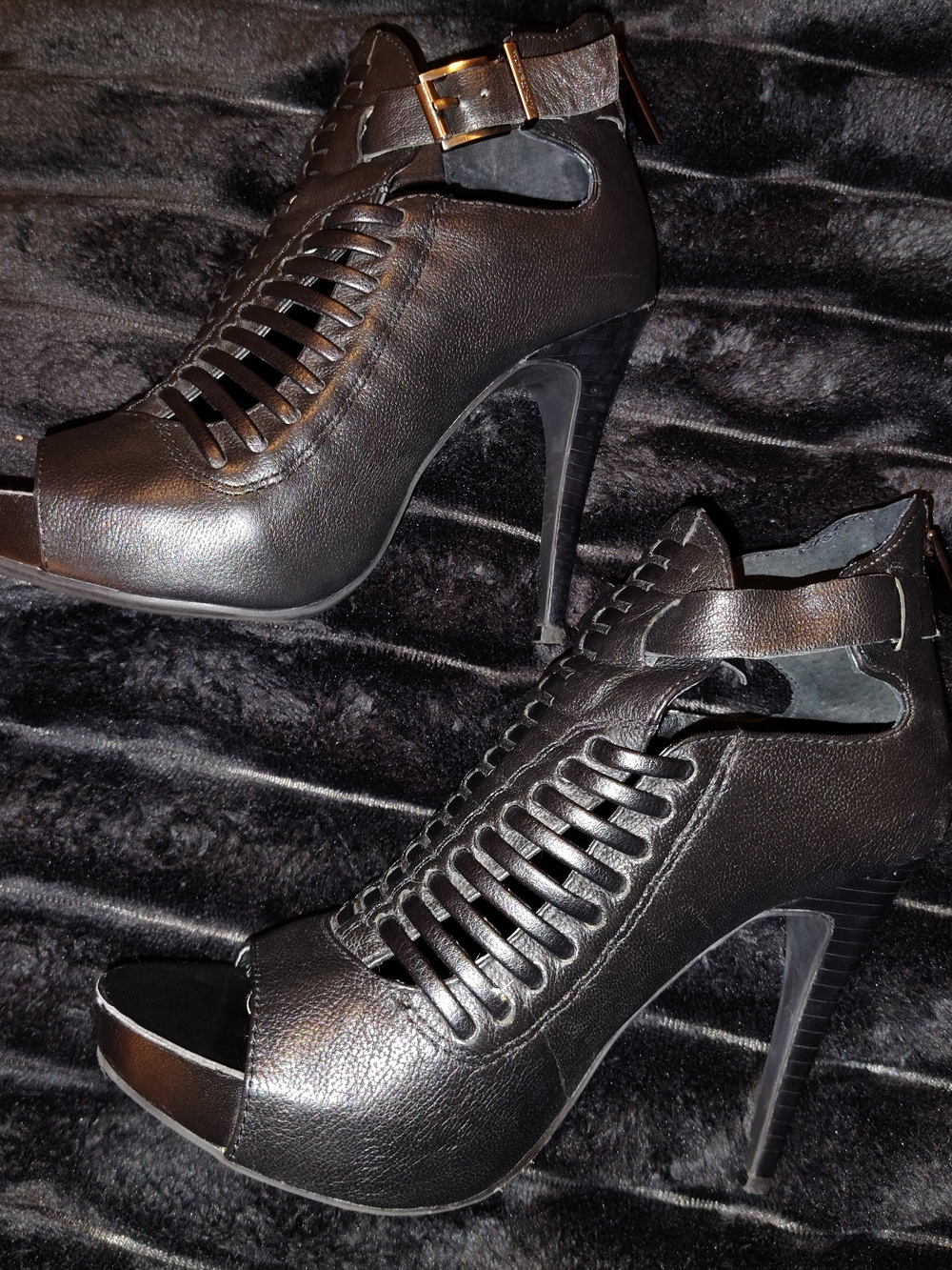 6.5 BCBG Leather Ankle Boots